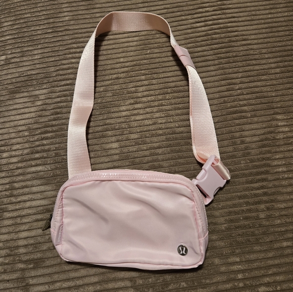 131. Lululemon Everywhere Belt Bag – Pink – NWOT - Picture 1 of 3